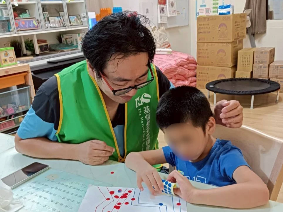 芥菜種會以「照顧者學校」培力專業照顧者，服務弱勢兒少。示意圖，非文中指涉對象／基督教芥菜種會（2026/07/21 更新）