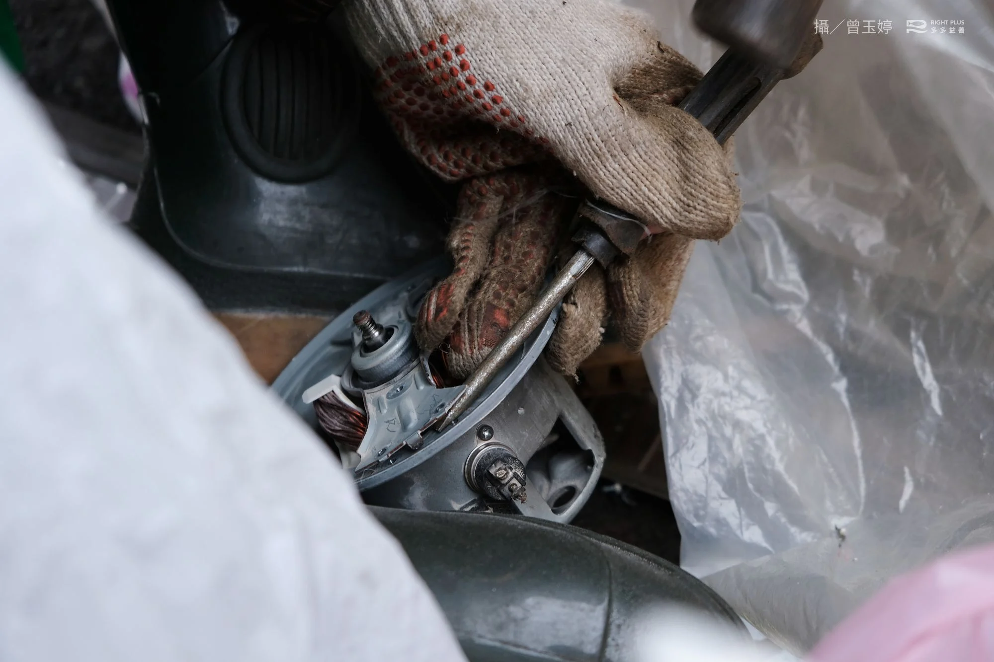 她有一袋專門拆解零件的工具百寶袋