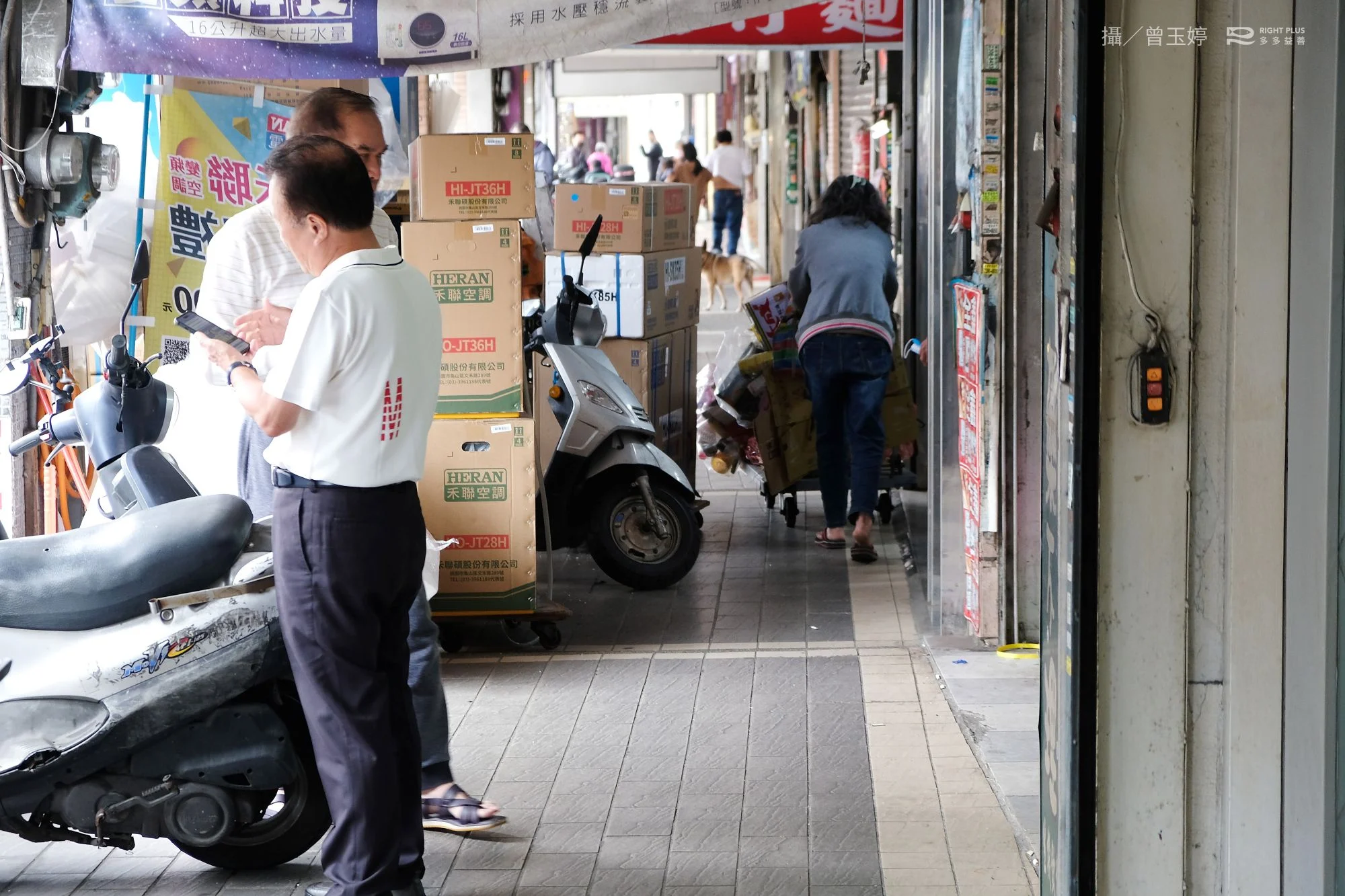 推回收車穿梭萬華巷弄