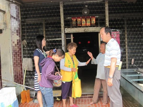 區長、里長與里幹事在社區內訪視急難救助個案。示意圖，非文中人物／取自龍崎區公所網站