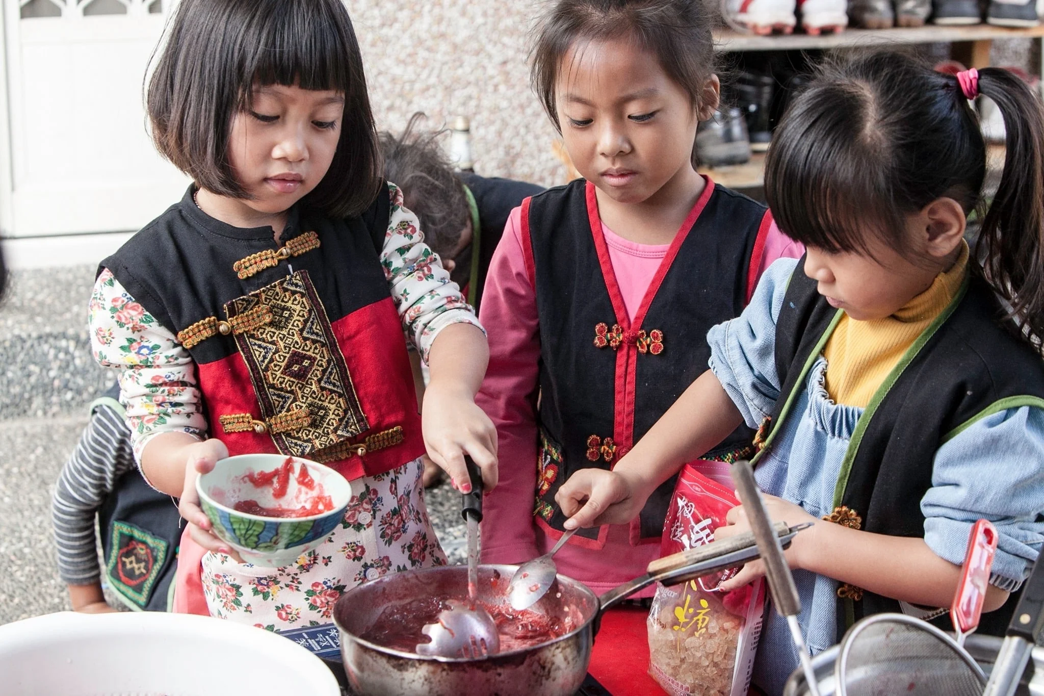 幼兒節目《酷 WAWA》，拍攝原住民孩子在部落採集花果製作果醬。