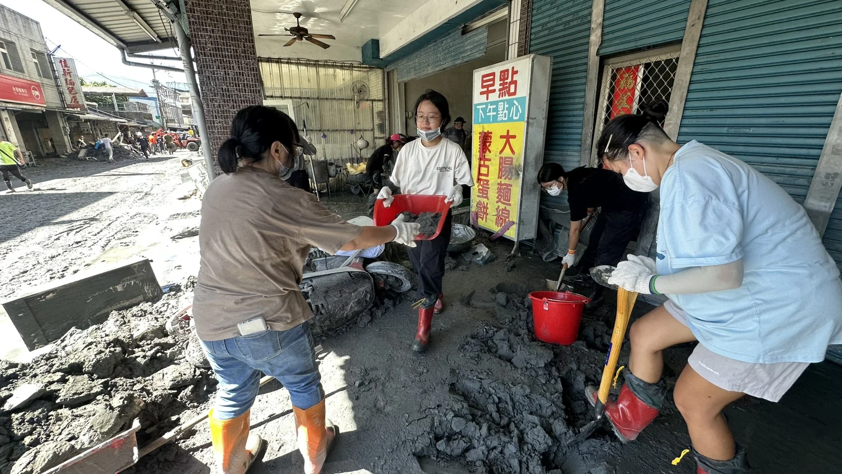251022 花蓮 潰堤 楊華美 志工