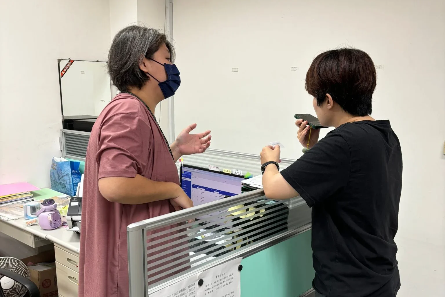 給同仁對手機說話 辦公室