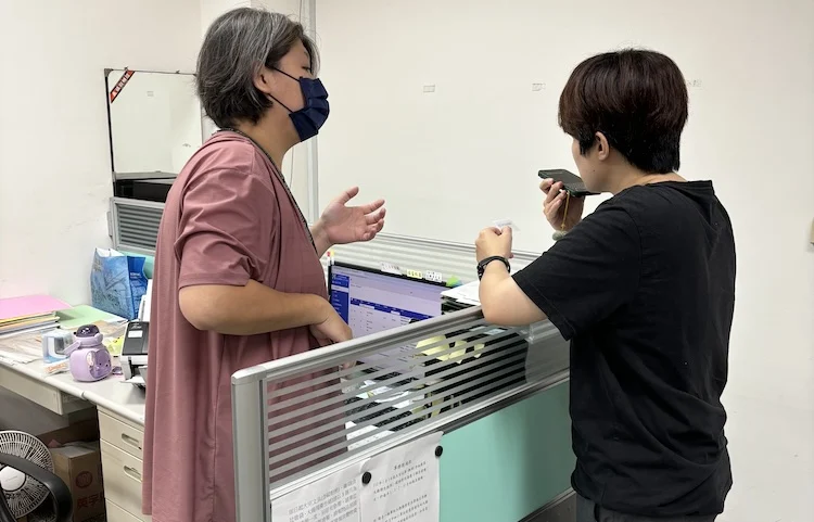 給同仁對手機說話