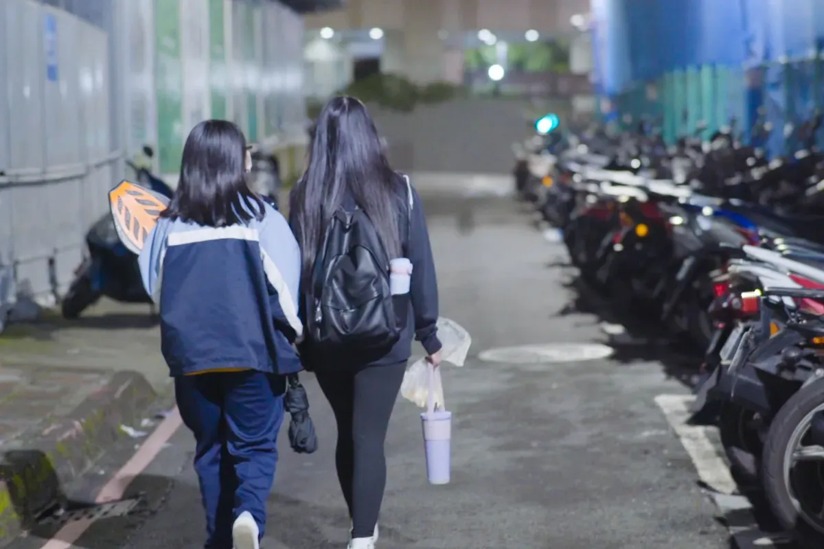 微光盒子也會陪安康平宅的孩子回家。圖／微光盒子提供
