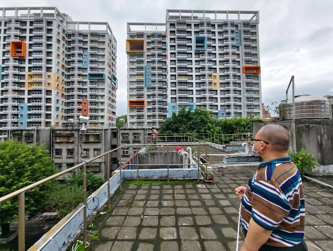 圖中建物為興建好的興隆社宅。圖／取自興隆會所 FB