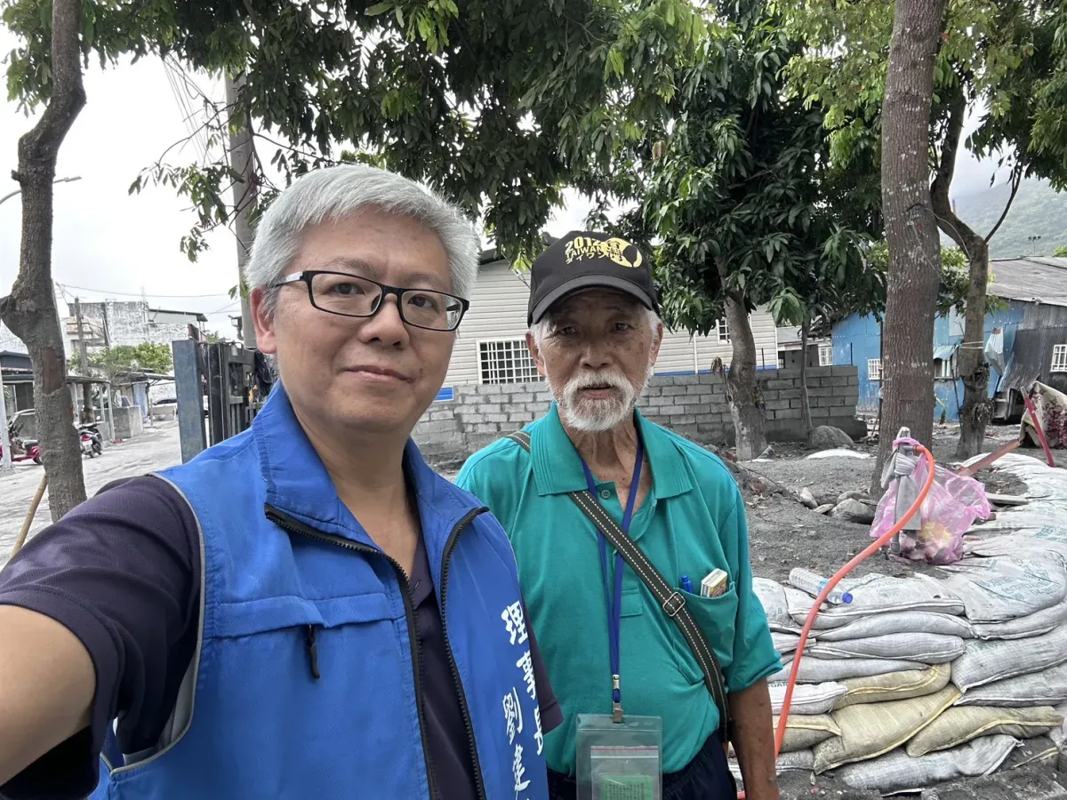 桃園市荃安長照關懷協會創辦人劉建宏（左）。圖／荃安長照關懷協會 fb 粉專
