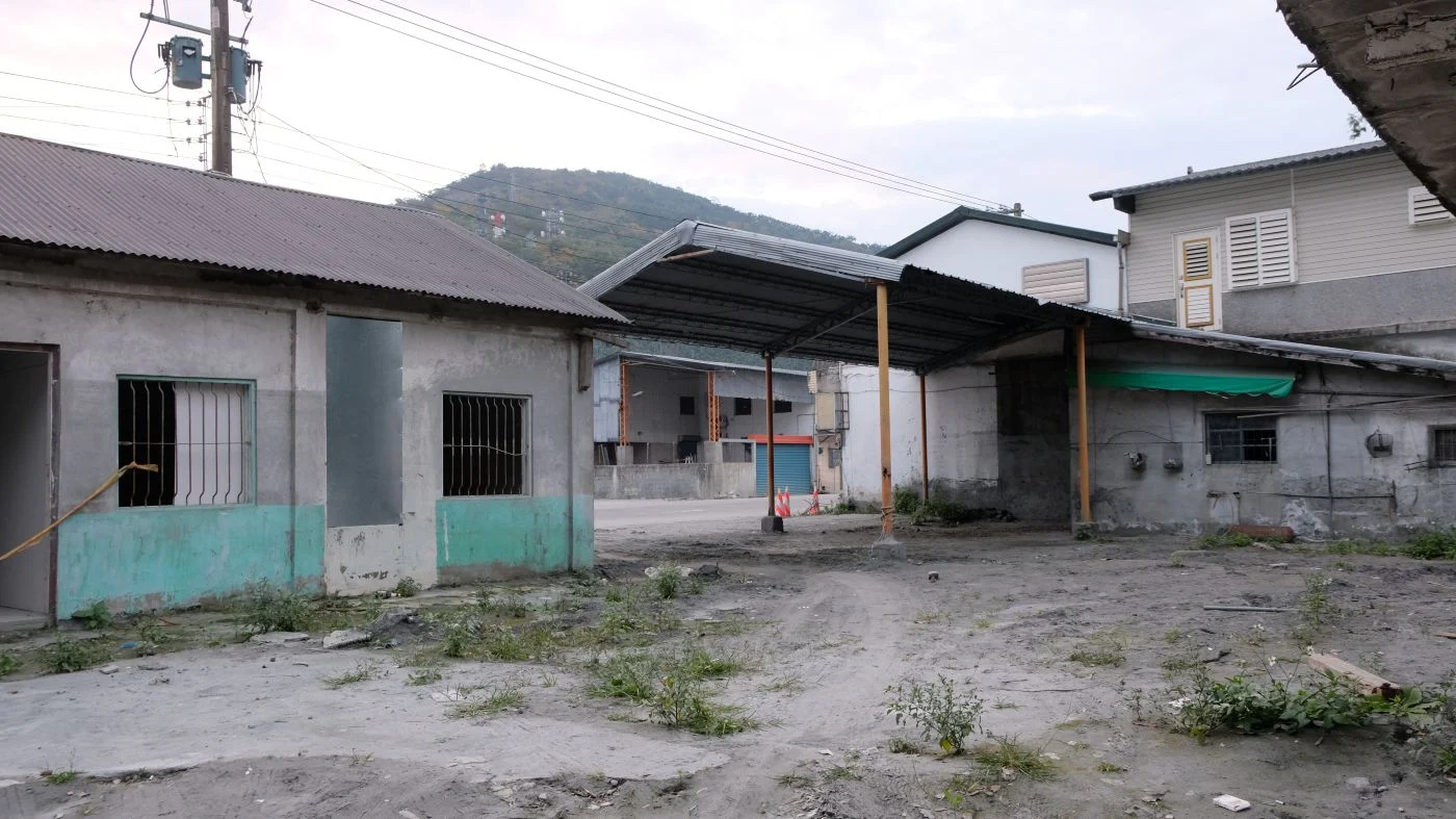 災後至今，光復市區道路已通、多數清理也完成，但仍有部分地方留有砂土沖過的痕跡。攝／曾玉婷