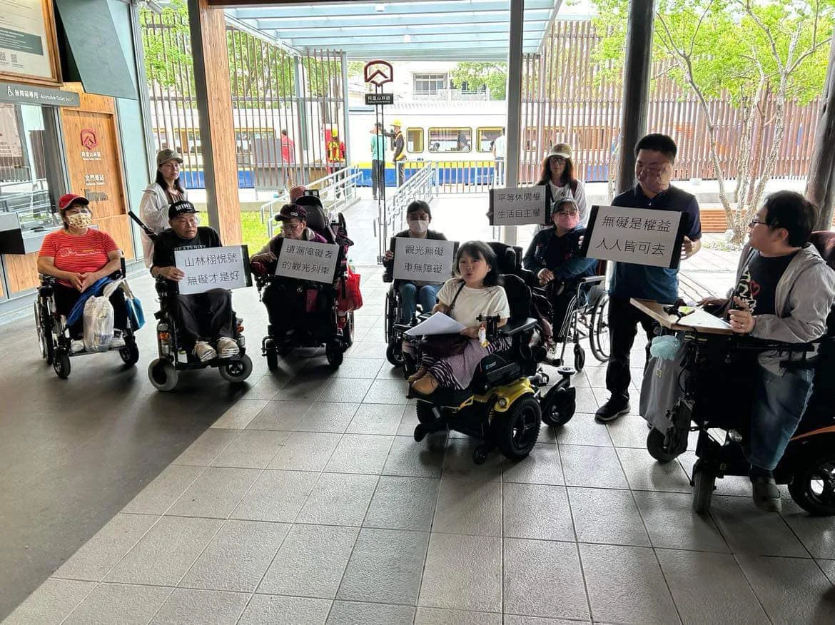 2024 年 5 月，栩悅號上路前夕，台灣身心障礙者自立生活聯盟號召全臺各地障礙者到嘉義現場，呼籲「給我無障礙座位」。圖／台灣身心障礙者自立生活聯盟 fb 粉專