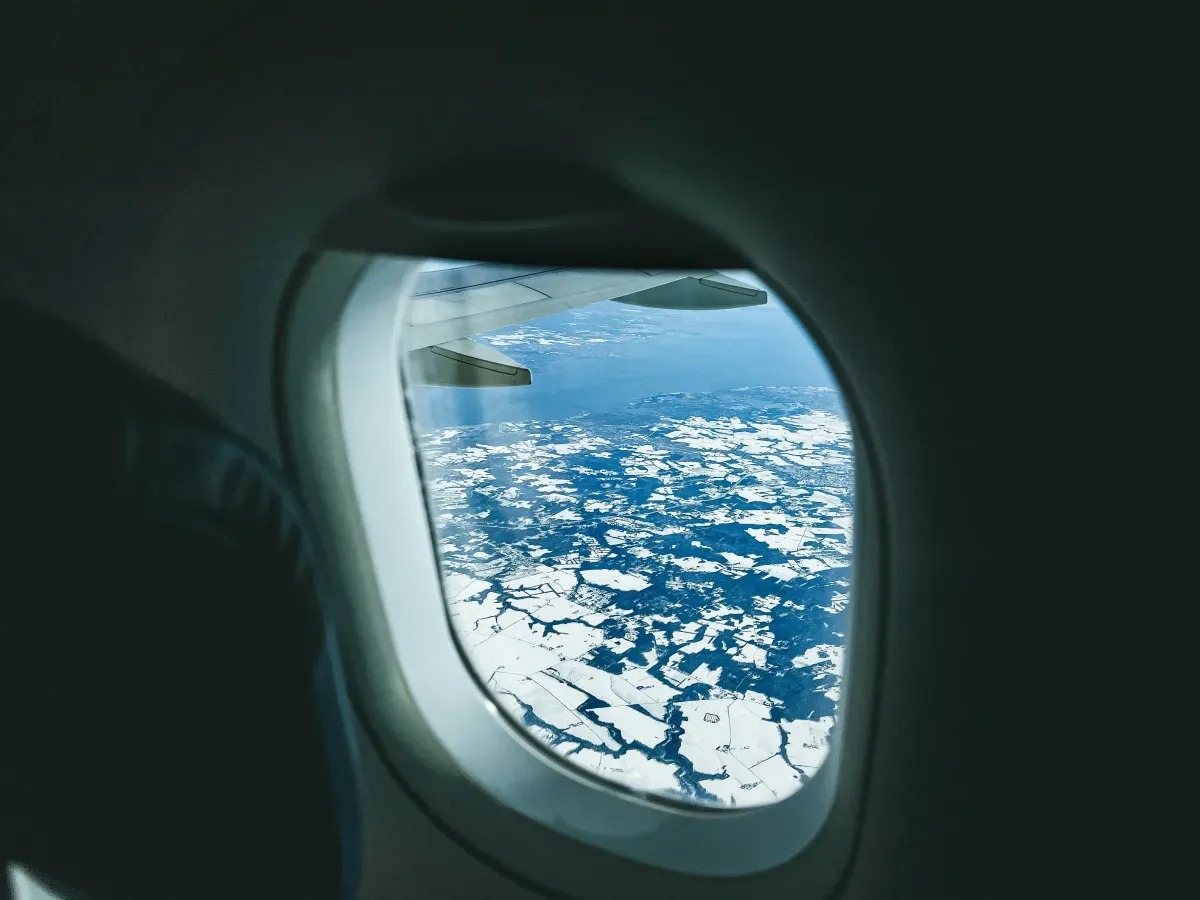 搭飛機來到美國，我疑惑「這是度假嗎？」示意圖／Prasad Panchakshari on Unsplash