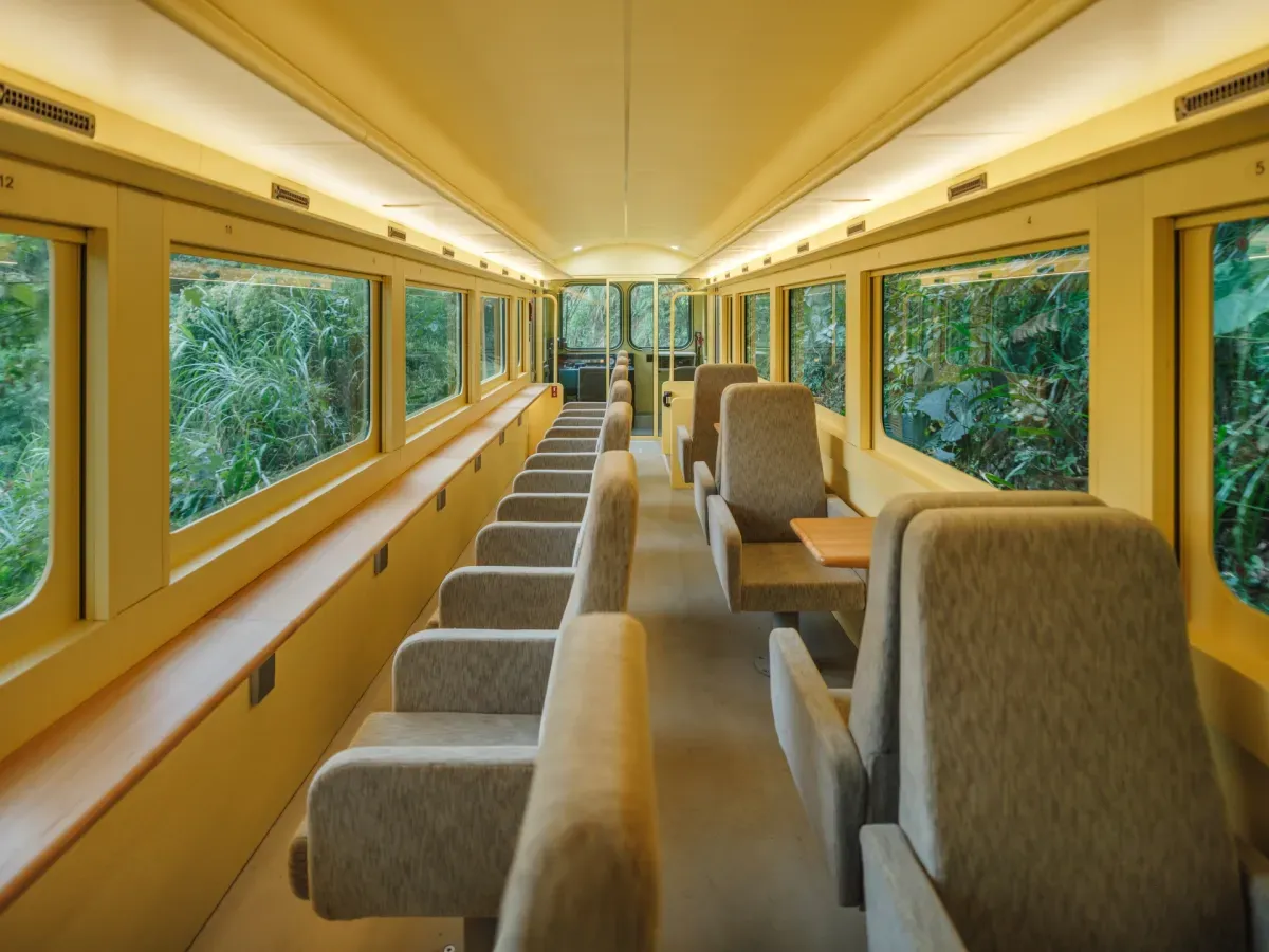栩悅號的車廂內部特色是採用大片玻璃作為隔間。圖／阿里山林業鐵路及文化資產管理處官網