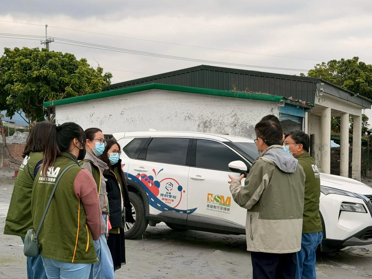 基督教芥菜種會工作者，以裕隆提供的車子提供災區服務