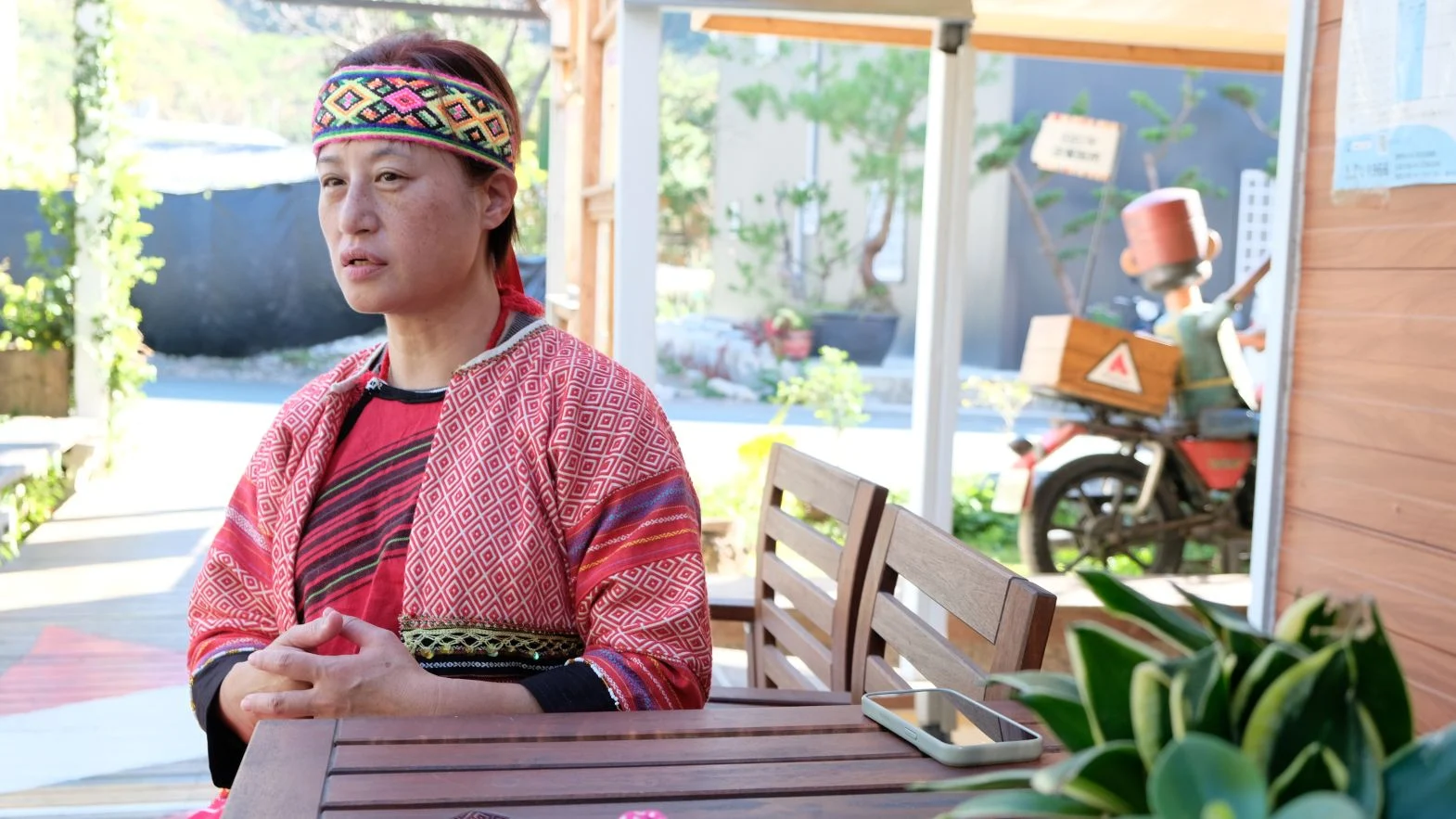 照服員柯李雅惠加入伯拉罕後，才注意到部落裡有這麼多長輩需要照顧。攝／曾玉婷