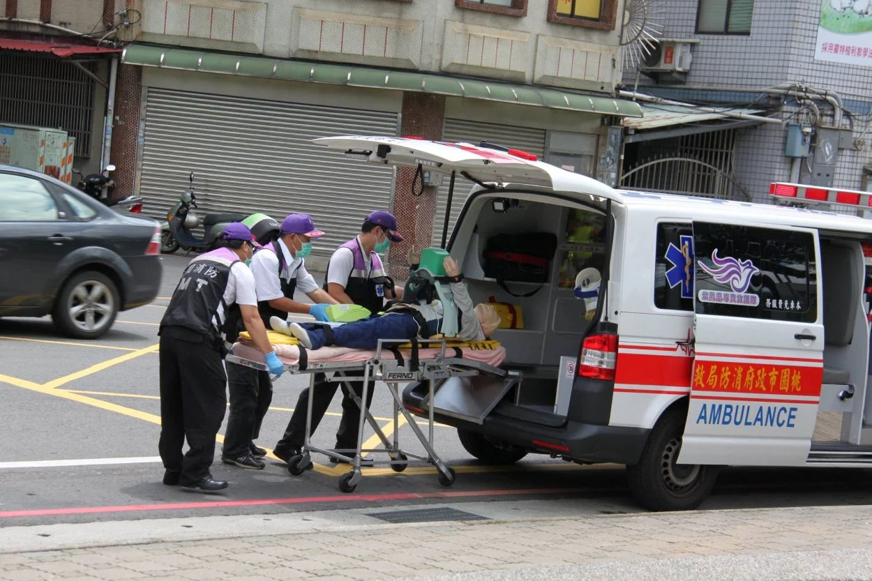 患者在救護擔架上。示意圖／取自桃園市桃園區公所