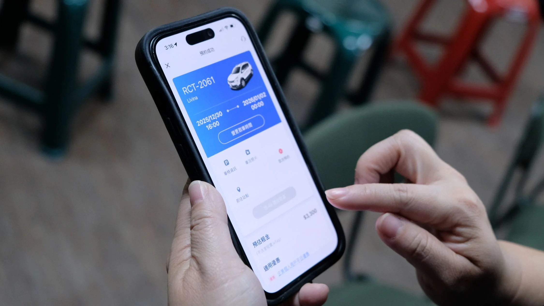 東勢共生之家陳靜慧主任操作給我們看，共享車可使用 App 讓社區預訂車輛使用。攝／曾玉婷 