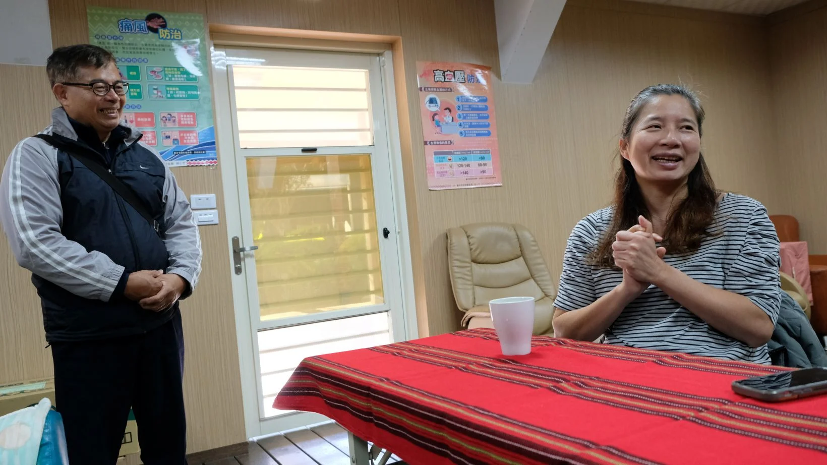 林依瑩（圖右）2018 年底卸任臺中市副市長，投入照顧工作，成立伯拉罕共生照顧勞動合作社。攝／曾玉婷