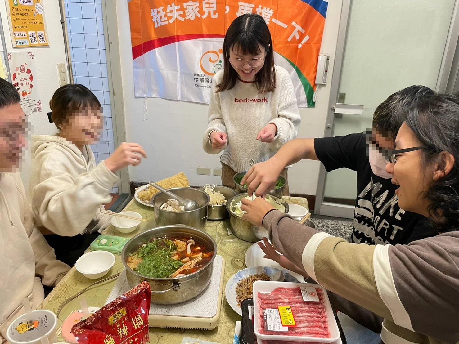 中華育幼機構兒童關懷協會協助許多無法返家的逆境兒少自立,圖為協會於農曆過年吃團圓飯。圖/中華育幼機構兒童關懷協會 fb 粉專
