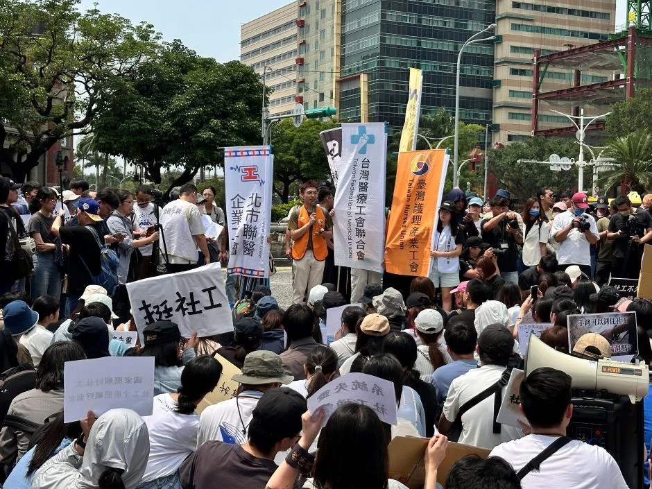 臺灣護理產業工會也在這次抗議現場支持社工，並指出護理師也常因為體制問題，在事件發生時被推上第一線承擔責任。攝／辛容君