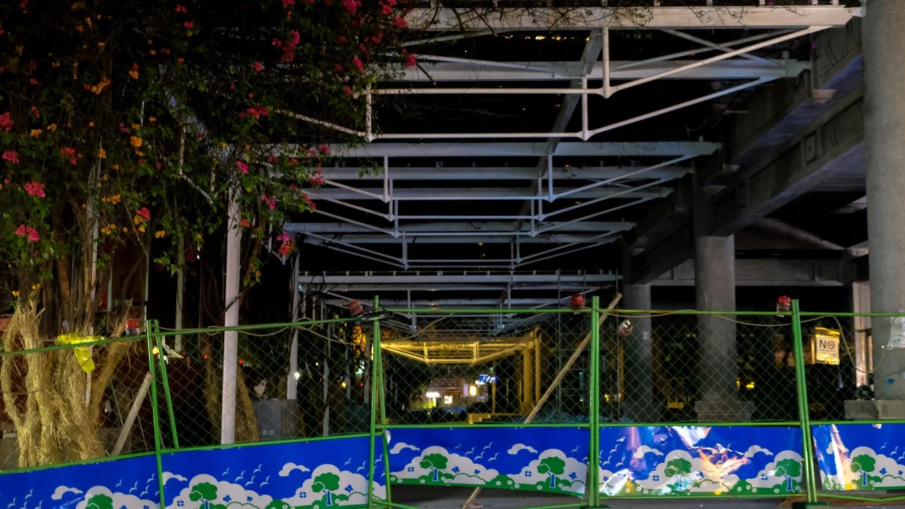 艋舺公園改建施工中，公園周遭被柵欄鐵皮圍起。攝／曾玉婷