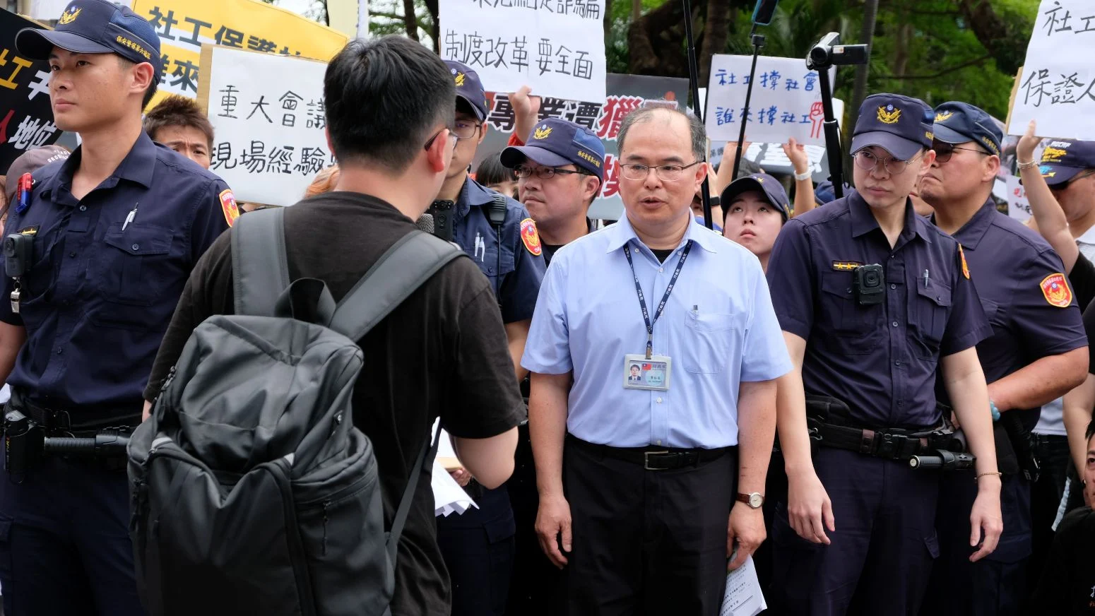 圖右為行政院內政衛福勞動處副處長賈裕昌，在抗議現場接應陳情。攝／曾玉婷