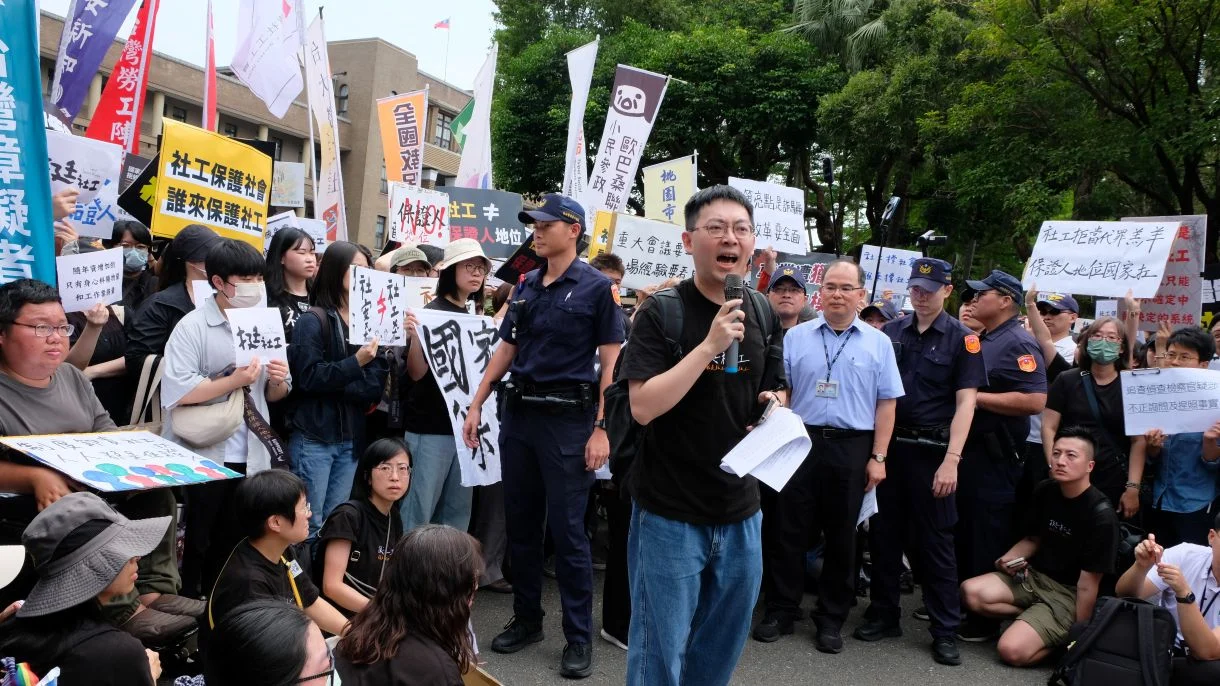 臺北市社會工作人員職業工會副理事長沈曜逸，他指出社工團體這 2 年來已多次到衛福部抗議，但訴求總被冷處理。攝／曾玉婷