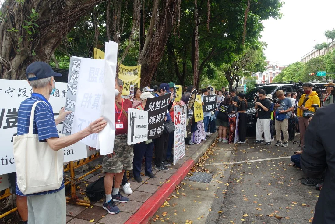 4 月 16 日早上臺北地方法院外，聚集關心案件的民眾。攝／葉靜倫