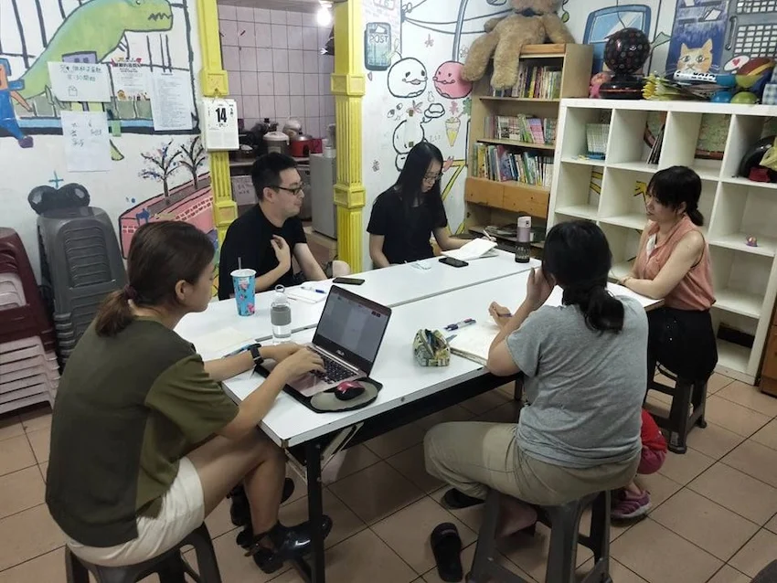 社工與小星星在工作會議中討論議題。圖／台灣社區實踐協會臉書