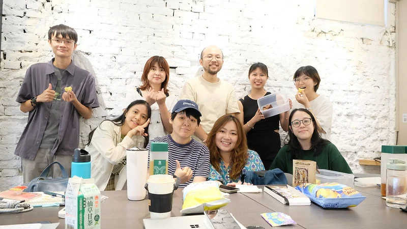 多多內部共學分享會，邀請人生百味創辦人巫彥德分享「非暴力溝通」，實習生們也一起參與。攝／曾玉婷