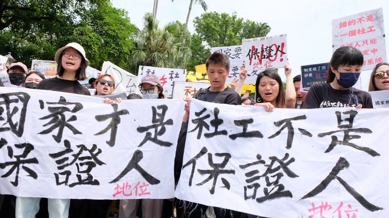 剴剴案社工過失致死宣判後，行政院前抗議呼喊「社工拒當替罪羔羊」、「制度要改變」。內政衛福勞動處副處長接下陳情，衛福部社會剴剴案社工過失致死宣判後， 4/22 社工和聲援團體聚集到行政院前抗議。攝／曾玉婷