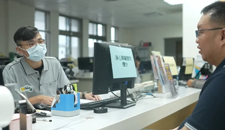 民眾到縣市公所或長照中心諮詢身心障礙證明申請。示意圖／截取自宜蘭縣長期照護服務管理所
