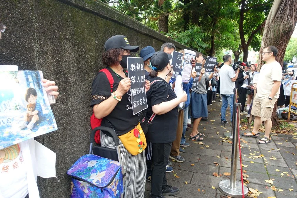民眾於法庭外舉牌，強調兒福聯盟不能卸責。攝／葉靜倫