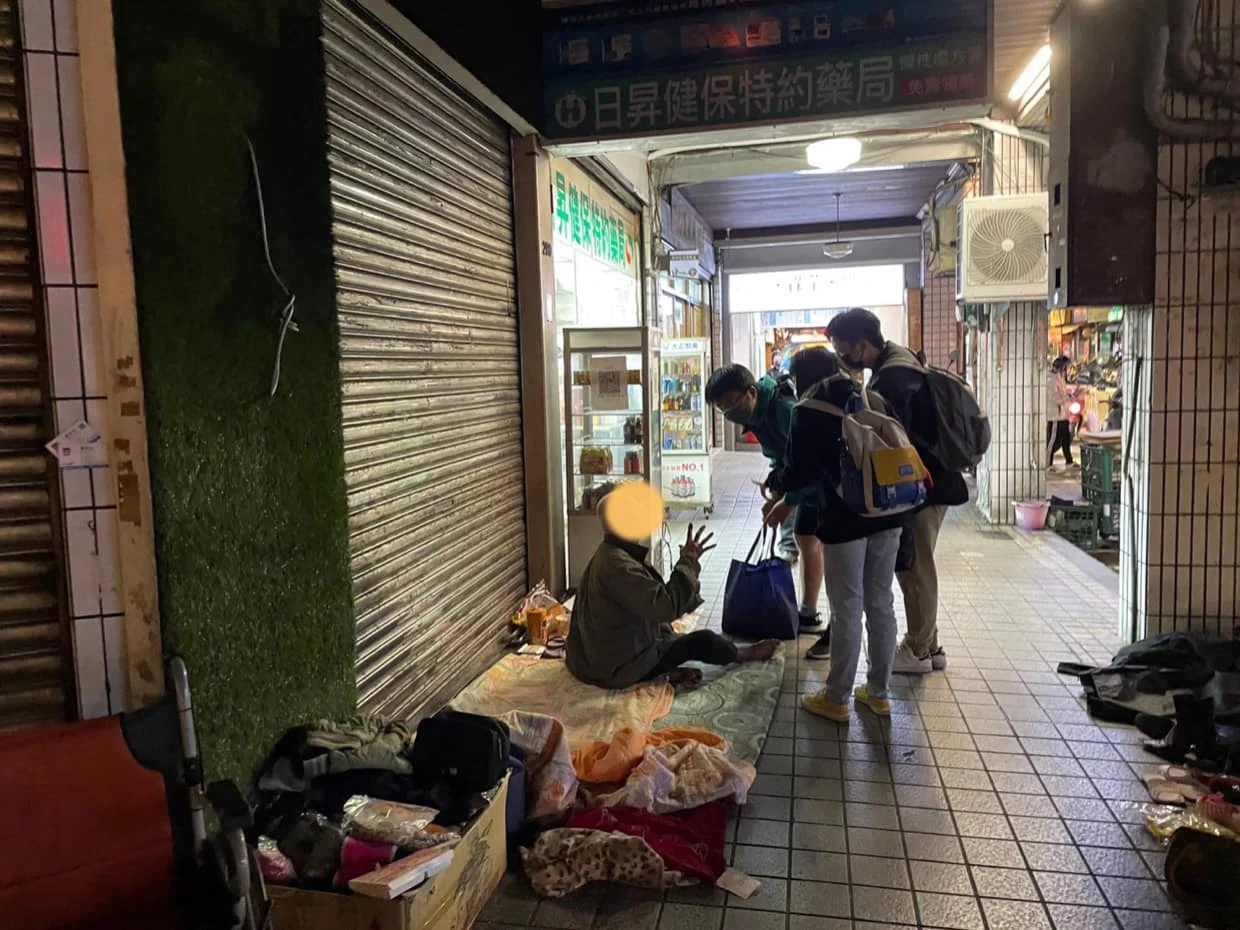香香澡堂店長帶大學生們把便當遞給街頭的無家者。圖／取自香香澡堂 FB