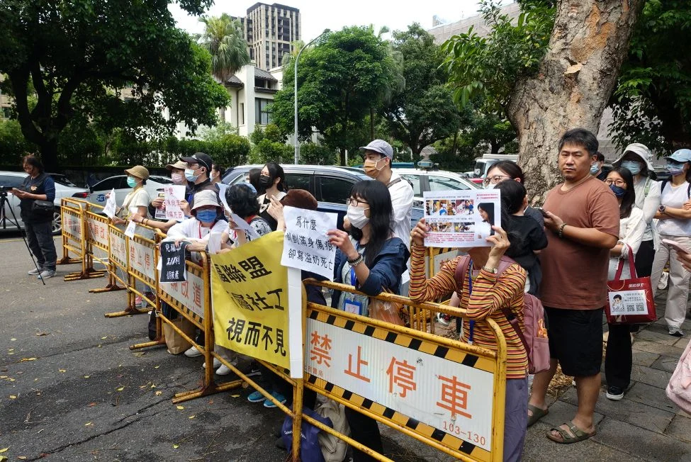 4 月 16 日早上臺北地方法院外民眾聚集，等待法官宣判結果。攝／葉靜倫