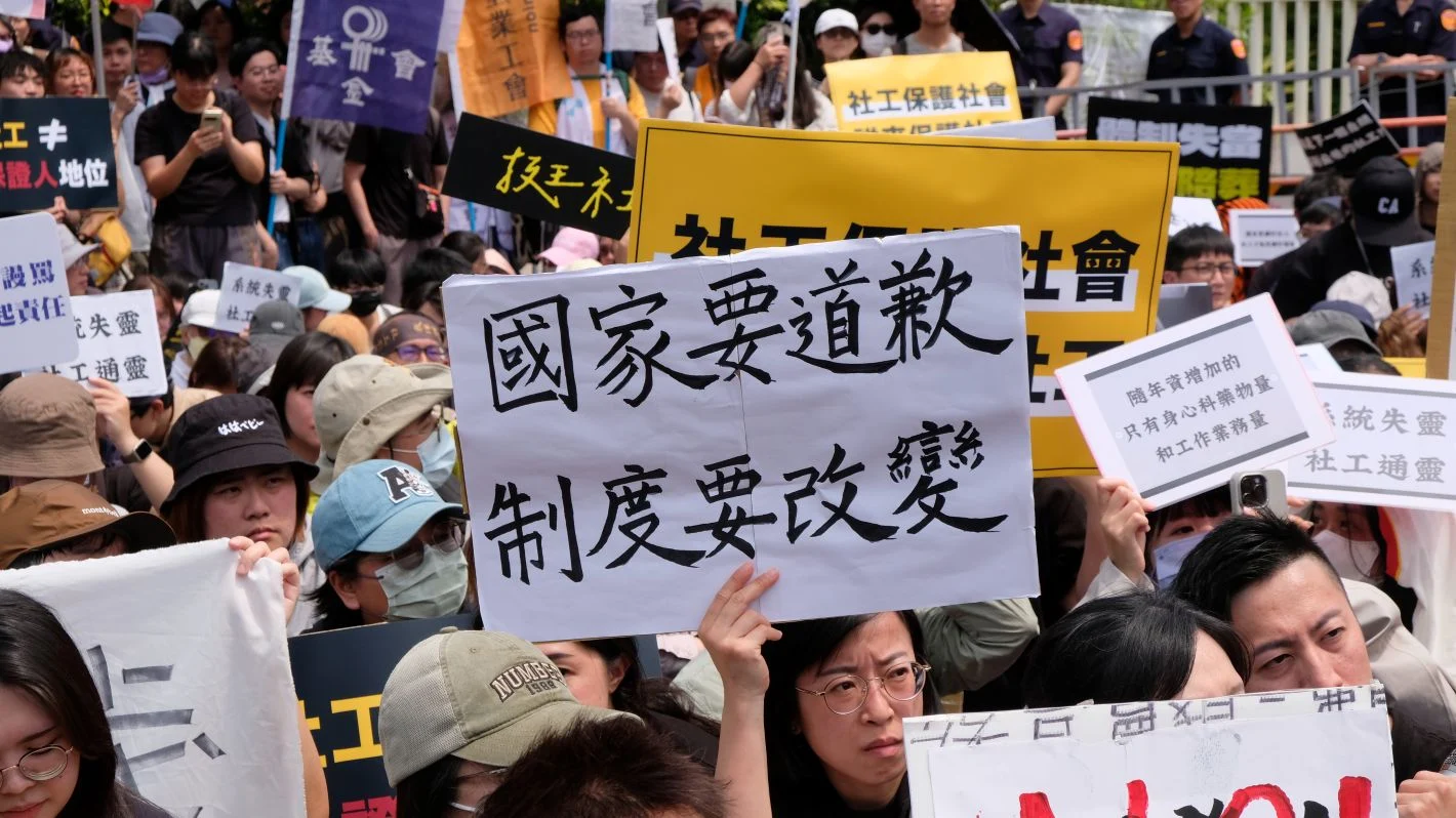 抗議現場眾人持續呼喊「國家要道歉，制度要改變」等口號。攝／曾玉婷