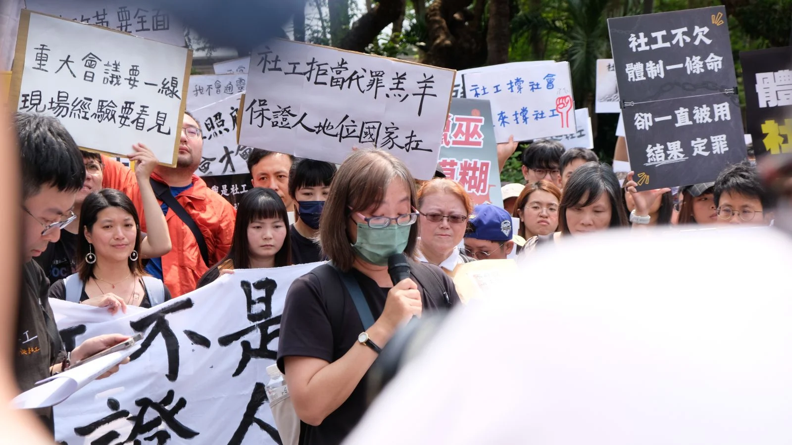 高雄市社會工作人員職業工會代表阿雀發言：「社工身分是國家給的，政府不該只是課責，更要成為基層最堅強的後盾」。攝／曾玉婷