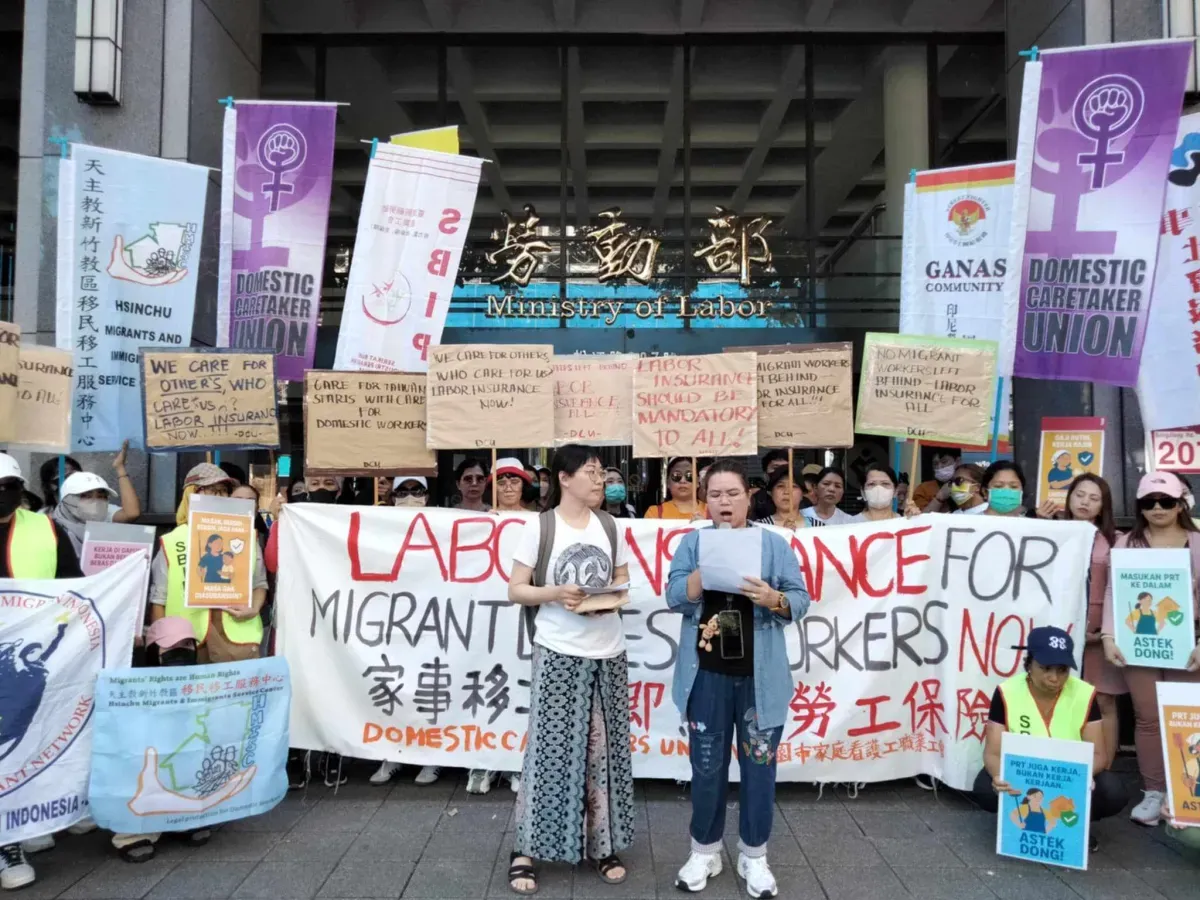 2025 年 6 月 15 日，桃園市家庭看護工職業工會至勞動部前陳情，要求政府將家事移工強制納入勞工保險。圖／桃園市家庭看護工職業工會 fb