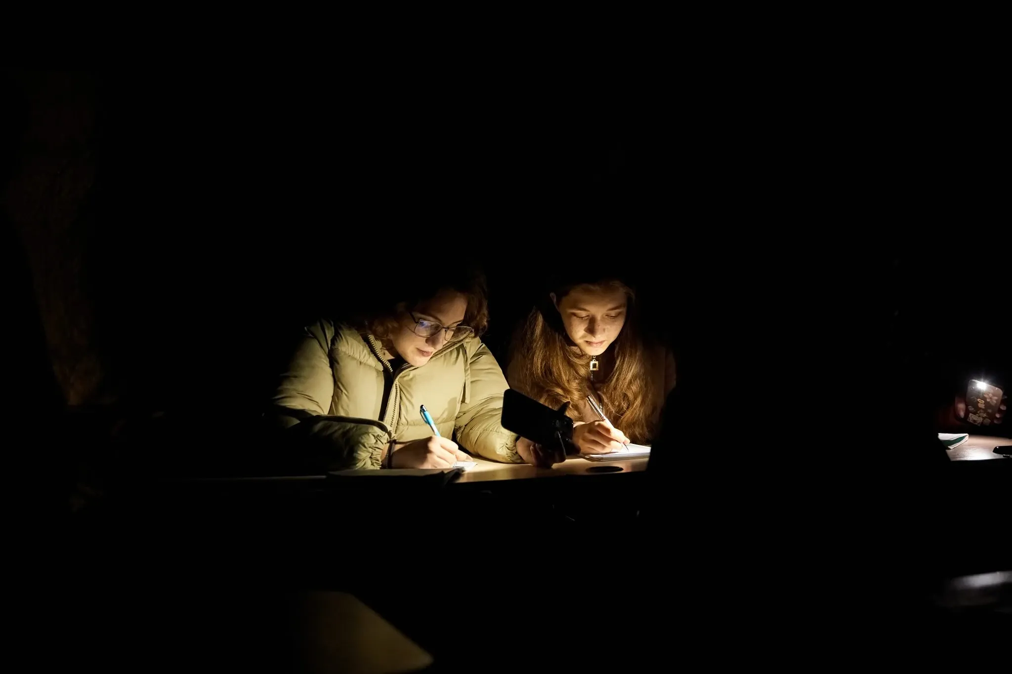 戰爭導致電力設施被破壞，在黑暗中學習成為了烏克蘭學生的日常。圖／取自 Teach For Ukraine