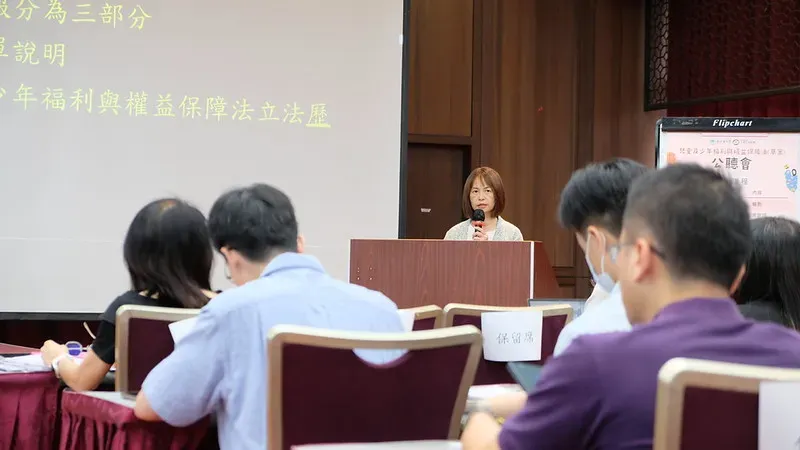 衛福部社家署兒少福利組長黃伶蕙說明修法重點。攝／曾玉婷
