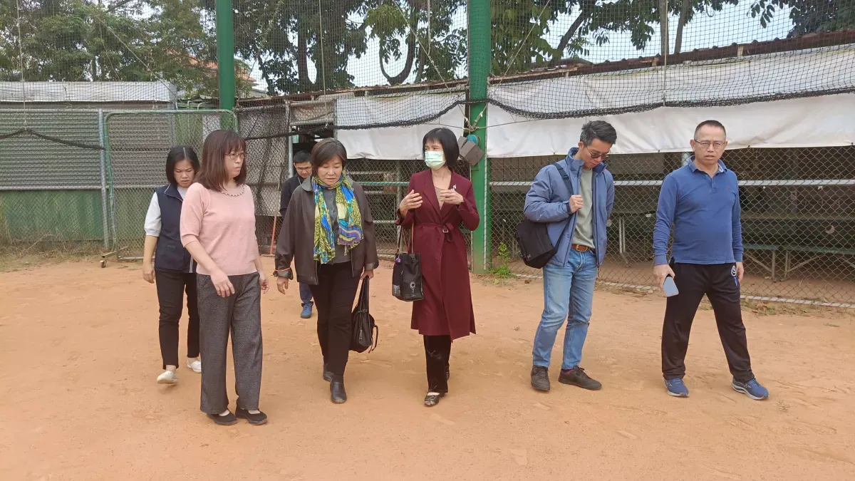 監委紀惠容(右四)、王麗珍(右三)共赴臺中涉案國小實地勘察。圖/監察院官網