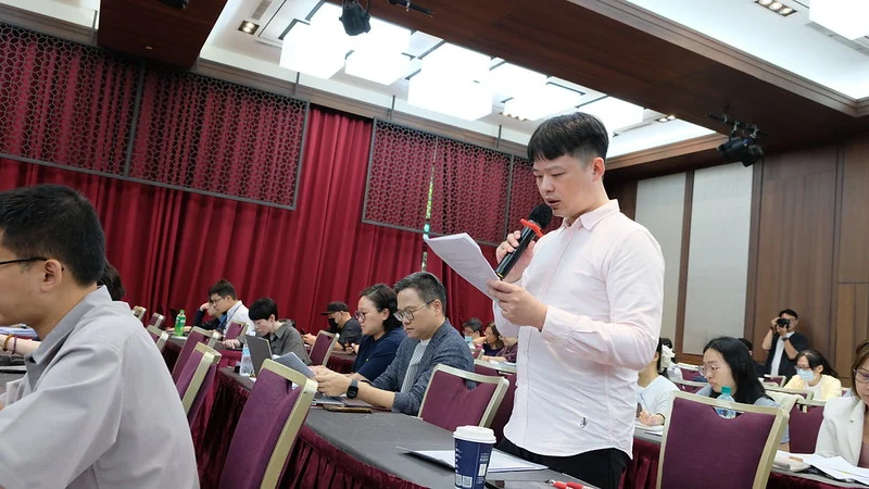 人本教育基金會執行秘書陳志遠指出修法後仍可能存在的漏洞。攝／曾玉婷