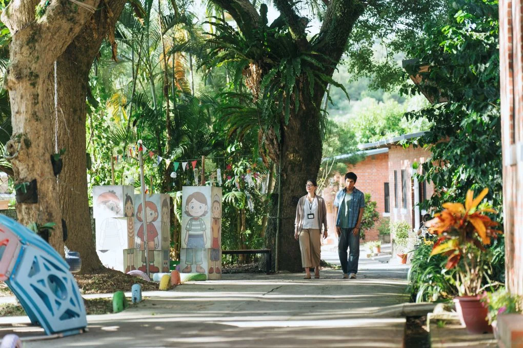 電影《失樂園》劇照。圖左為電影中育幼院的丁主任,圖右曾住在育幼院的孩子。圖/冬候鳥電影、文策院提供