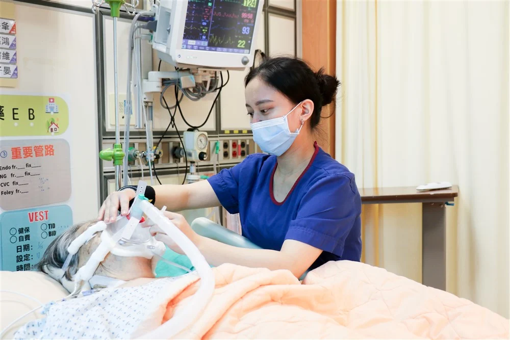 立法院於 5 月 8 日三讀修正《醫療法》部分條文，將「三班護病比」正式納入法律。示意圖／慈濟醫院