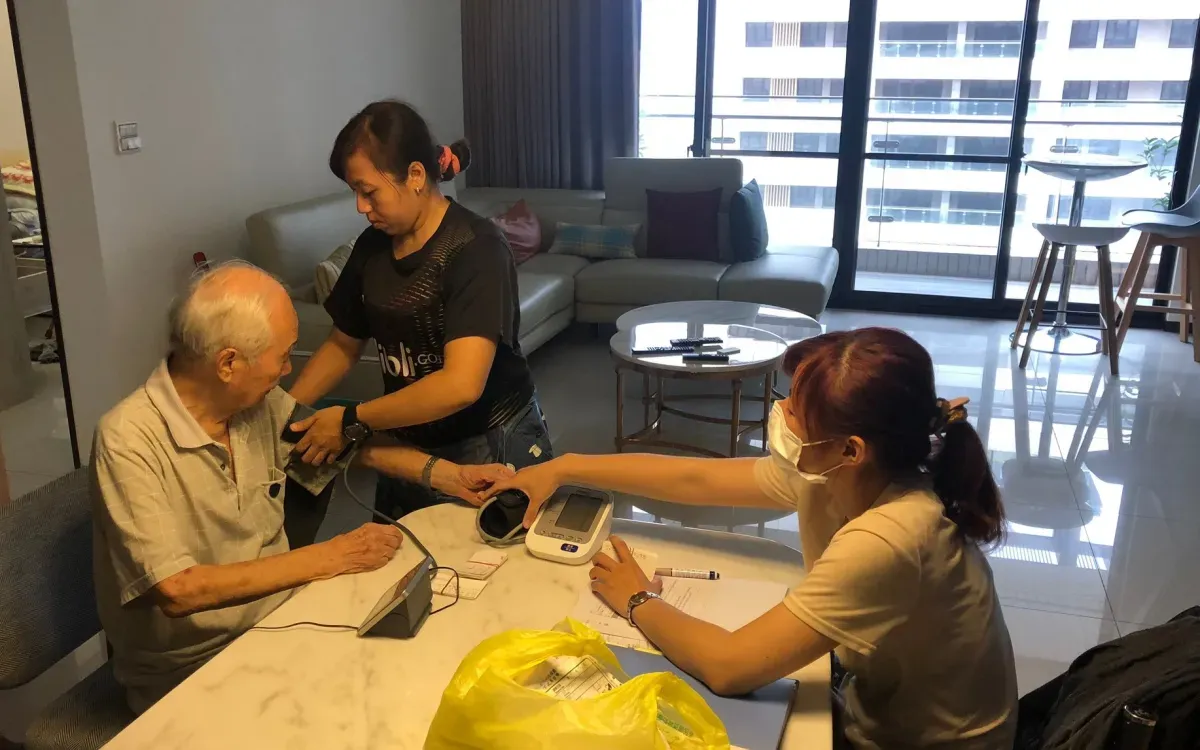 新北市提供免費到宅指導外籍家庭看護工照護技巧。示意圖／新北市政府官網