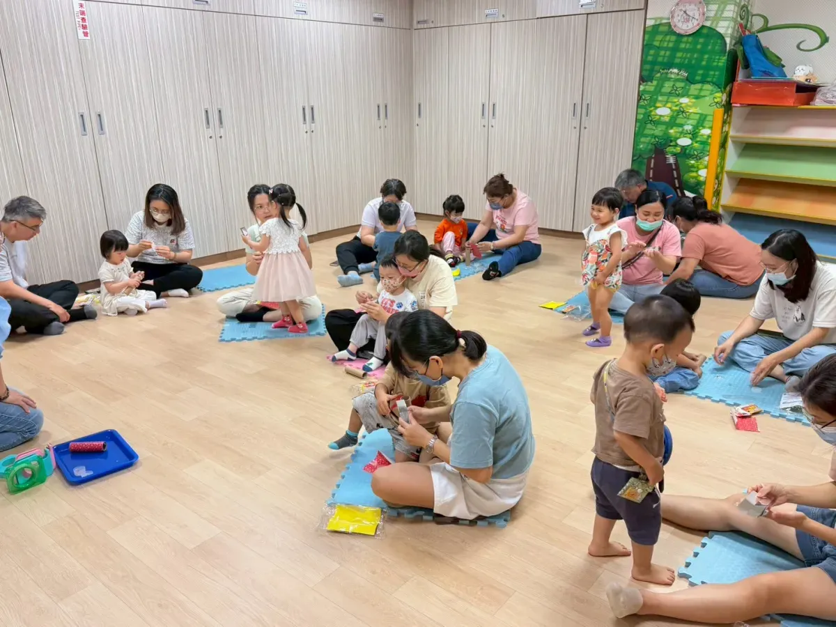 行政院預計推行「育嬰留停 6+1」加碼措施，鼓勵雙親共同育兒。示意圖／大寮親子館 fb 粉專