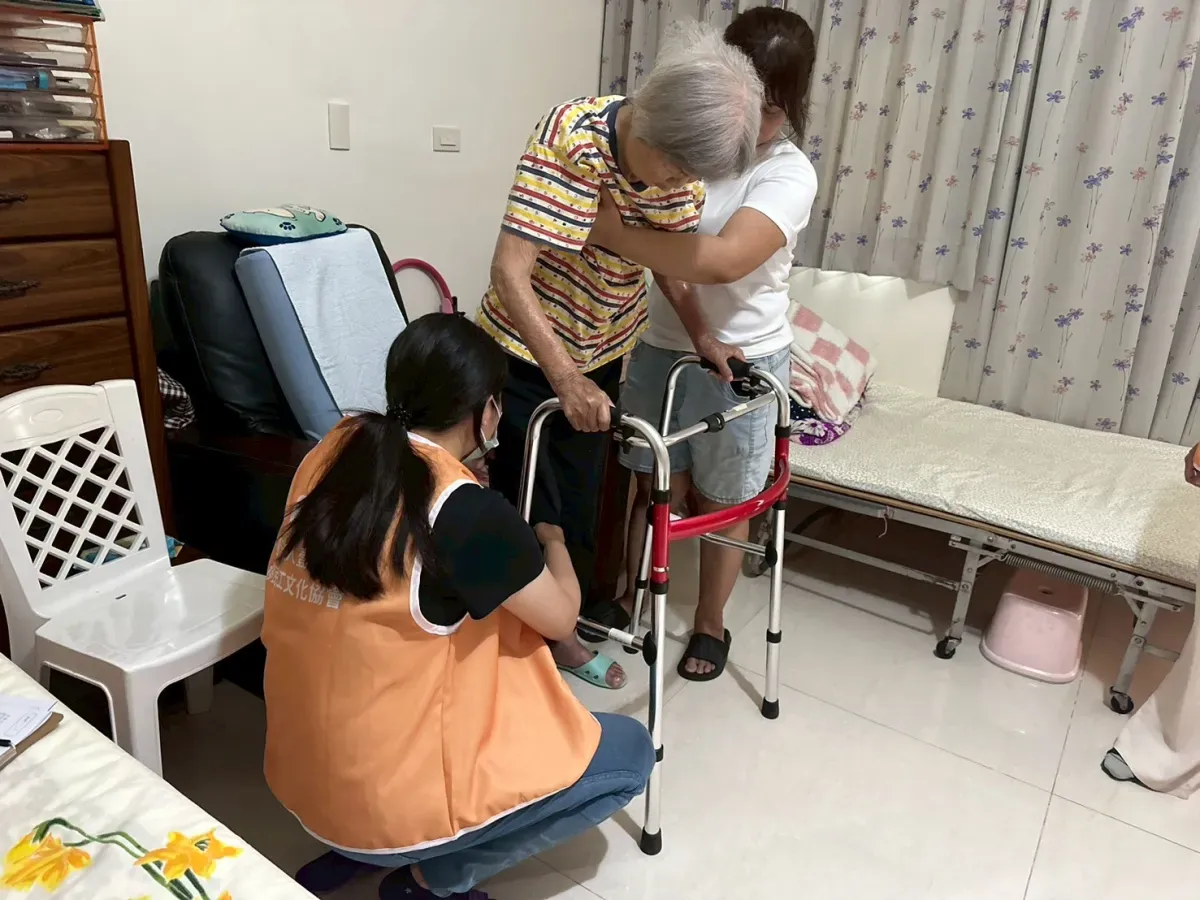 專業照護人員、通譯人員免費到宅，提供一對一的照護技巧指導服務，協助外籍看護工掌握照護知能。示意圖／臺中市政府勞工局