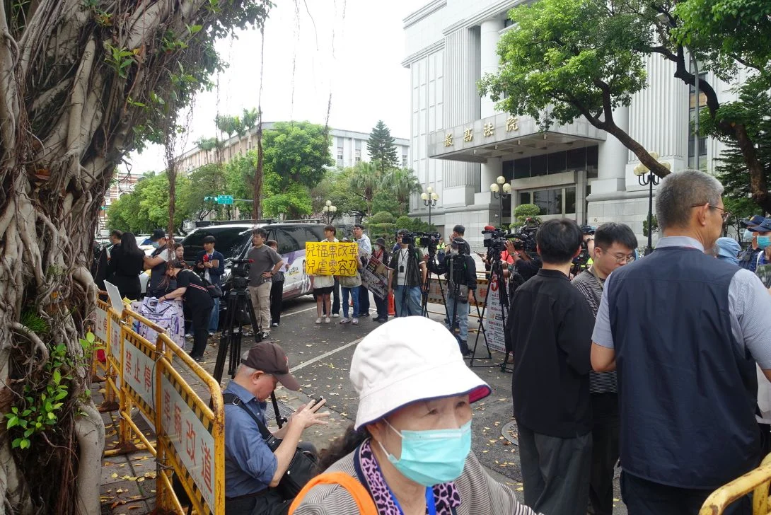 4 月 16 日法院宣布判決當天,記者、民眾聚集法院周邊。攝/葉靜倫