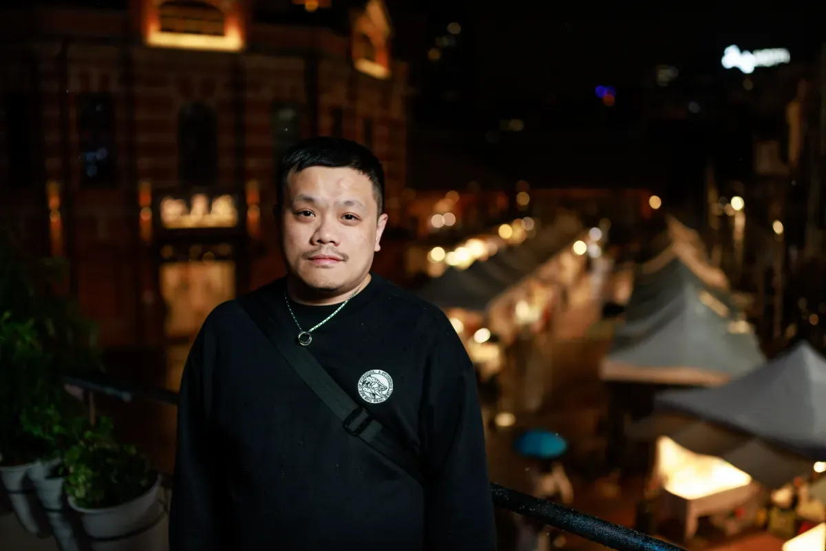 陳威圻在18歲時感染 HIV,從此開啟與 HIV 共存的日子。攝/何宇軒