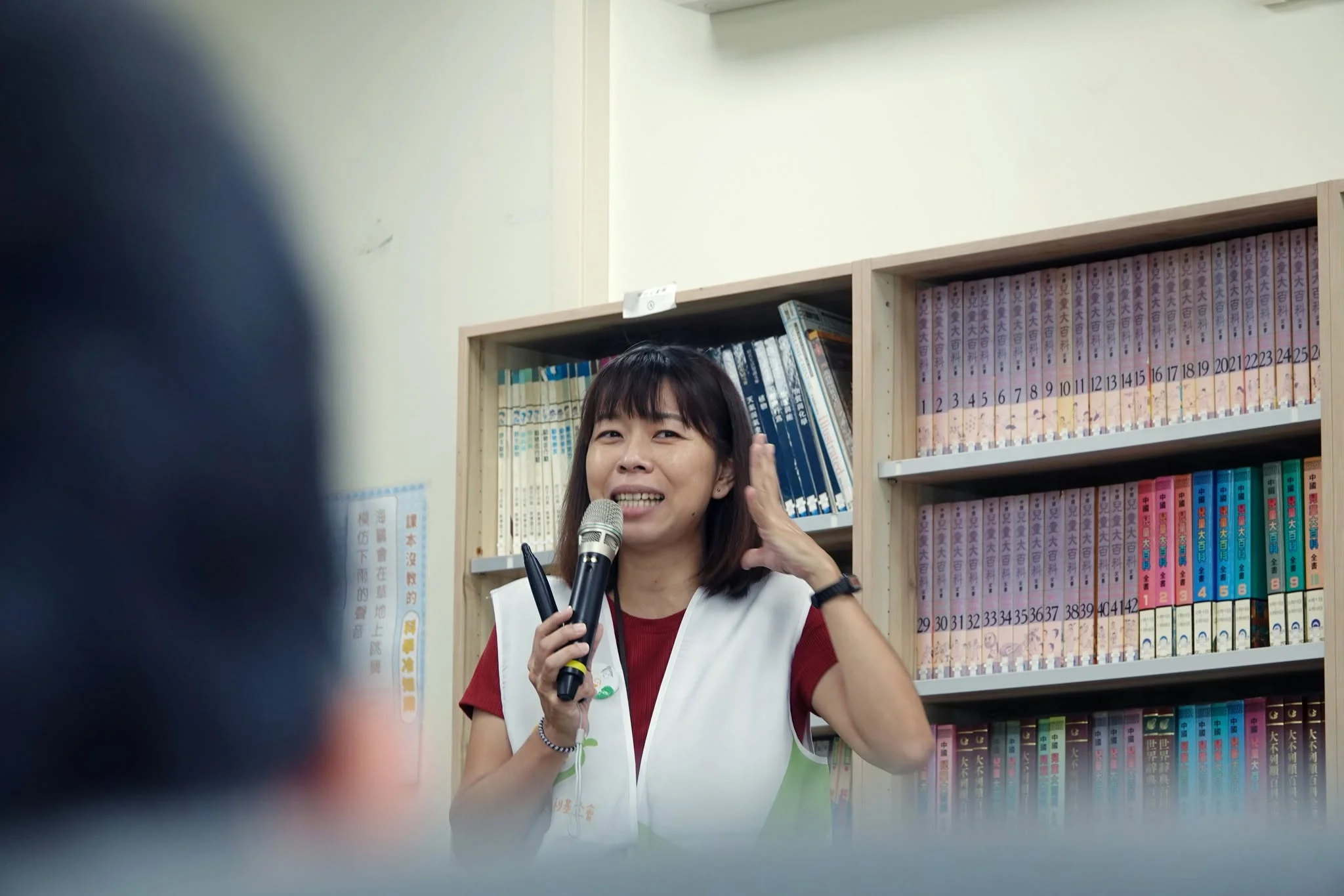 本文作者、陳綢阿嬤福利基金會執行長徐瑜,和支持者分享孩子在家園的故事。圖/取自陳綢阿嬤社會福利基金會 FB 公開貼文