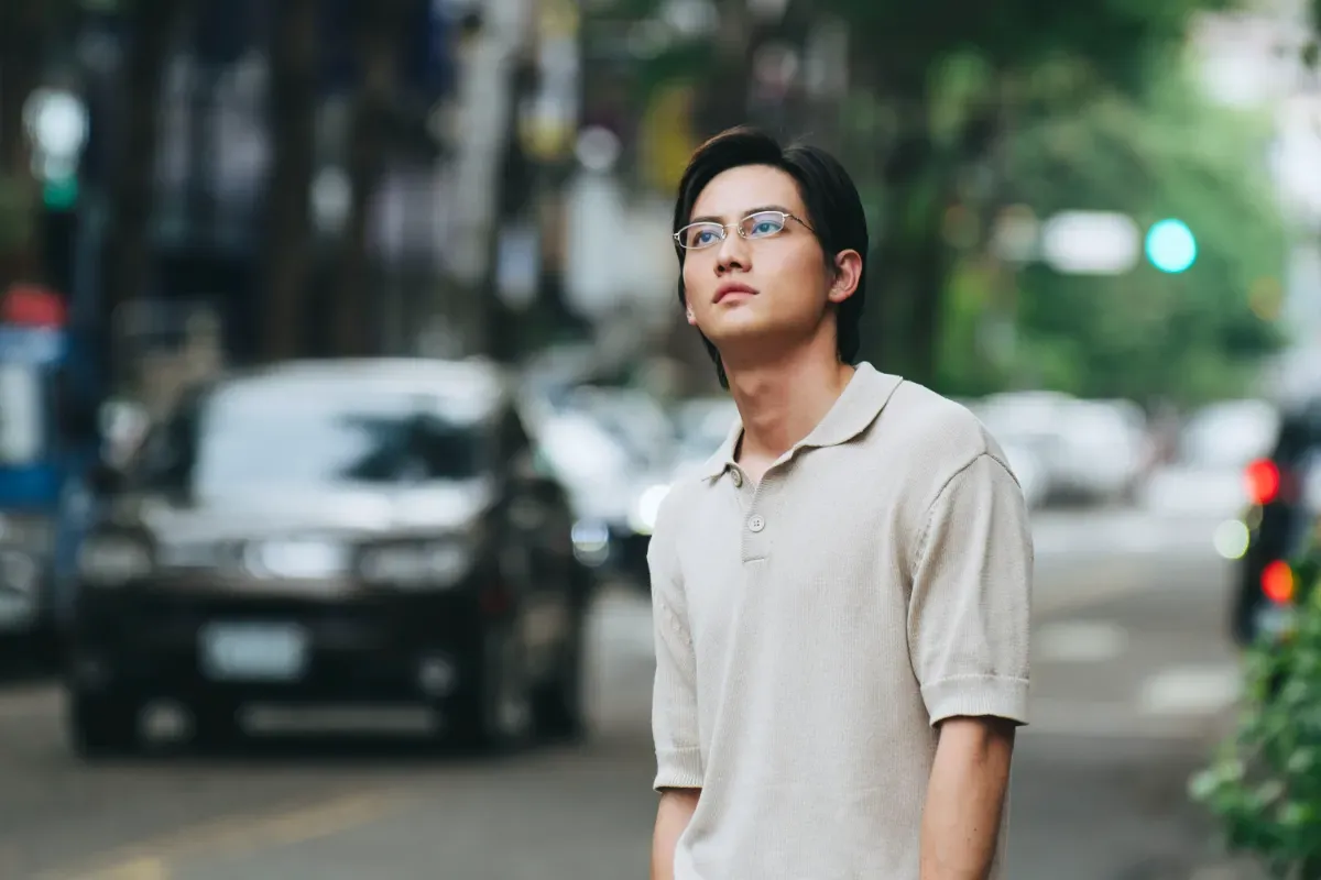 范少勳詮釋一名安置機構裡的社工,有時還需要去代班生輔員的工作。圖/冬候鳥電影、文策院提供
