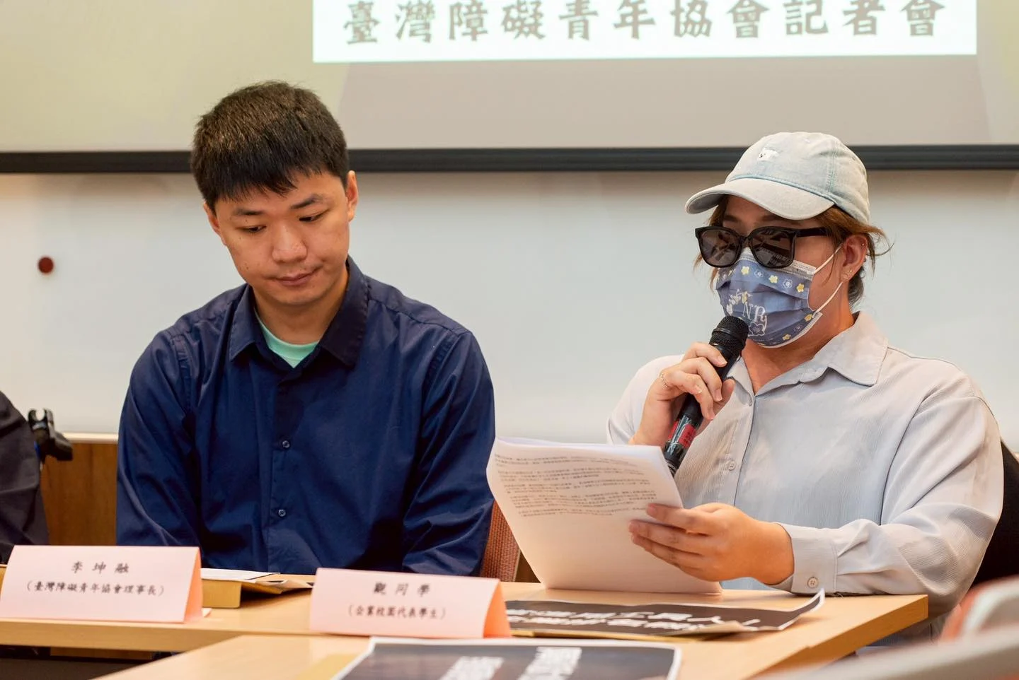 觀姓學生分享自己參與康寧與台積電校園代表的經驗,當她得知企業將校園代表列入障礙者定額進用名額,不禁懷疑自己是否成為企業規避進用責任的工具。圖/取自臺灣障礙青年 FB 公開貼文